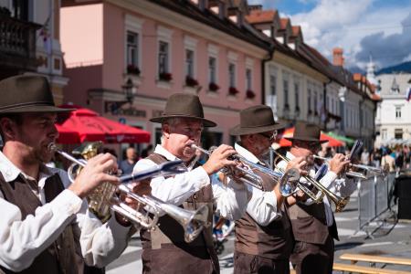 S soncem obsijan drugi festivalski dan 50. Dnevov narodnih noš in oblačilne dediščine v Kamniku (108)